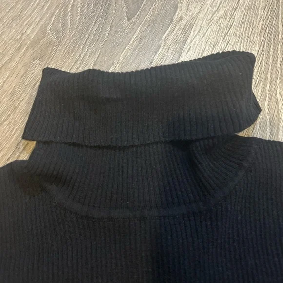 Apt. 9 Black Sleeveless turtleneck top size medium in black - Picture 4 of 5